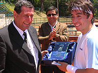 Dr. Zapata entrega distinción a Adrián García