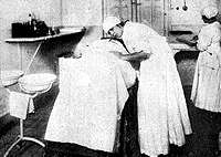 Sala de Partos, Maternidad del Hospital del <br>Salvador de Santiago, (ca. 1919) <br> Gentileza www.memoriachilena.cl