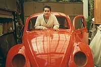 El Dr. Villablanca en su <br>primer escarabajo rojo.<br>Este modelo de 1963 es su favorito.