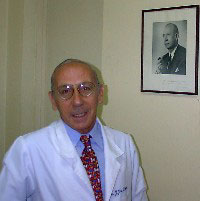 El Dr. Latorre junto al retrato de su <br> profesor, el médico Aníbal Ariztía