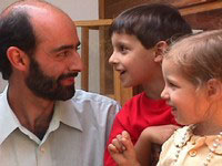 Dr. Alfonso Correa junto a sus hijos <br>Valeria, de 3 años,  y Tomás, de 4 años.