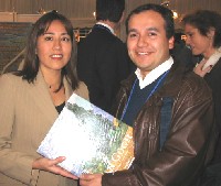 Pamela Inostroza de Laboratorios<br>SAVAL junto al Dr. Manuel León