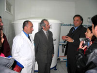 Dr. Javier León, director del<br>hospital, señor Yanco Galileas,<br>asesor de la dirección y el señor<br>Alvaro Erazo, dir. nac. de Fonasa