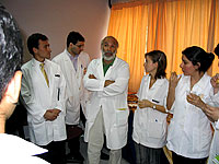 Dr. Eugenio Tenham junto<br> a especialistas y becados
