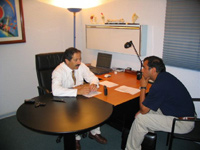 Dr. Roberto Abusleme junto a José<br>Vergara, de Laboratorios SAVAL