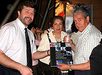 Dr. Leopoldo Villarroel recibe libro<br>de Pablo Neruda