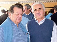 Dr. Gonzalo Grebe, decano Faultad<br> de Medicina PUC y Rafael Díaz,<br>ejecutivo de Laboratorios SAVAL