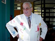 El doctor Víctor Castro busca <br>nuevas formas de financiamiento