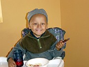 Bryan se queda junto a su<br>madre en la casa de acogida<br>mientras dure su tratamiento<br>de quimioterapia