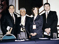 Dr. Triviño junto a conferencistas <br>internacionales en el congreso de la <br>SIDUO realizado en Lima, Perú