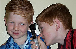 Inserción temprana de tubos auditivos no mejoría el desarrollo infantil