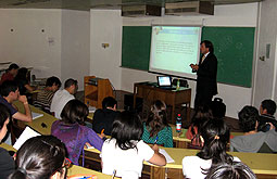 UV y SAVAL imparten curso de marketing farmacéutico