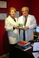 Ingrid Ramdohr,<br>Directora de Relaciones<br>Médicas, Zona Sur,<br>Laboratorios SAVAL,<br>junto al Dr. Luis Oliver