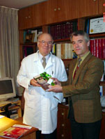 Dr. José González y representante<br>de Laboratorios SAVAL