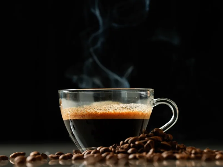 café, consumo de café, cafeína, beneficios del café, café y salud cardiovascular, café saludable, Asociación Estadounidense del Corazón, American Heart Association, declaración científica, revista Circulation, cafeína y corazón, riesgo cardiovascular, enfermedades cardíacas, insuficiencia cardíaca, ictus, accidente cerebrovascular, fibrilación auricular, hipertensión arterial, arritmias, presión arterial, frecuencia cardíaca, compuestos bioactivos del café, antioxidantes del café, propiedades antiinflamatorias del café, diabetes tipo 2, bebidas energéticas, metabolismo de la cafeína, efectos de la cafeína, tolerancia a la cafeína, consumo moderado de café, salud del corazón, investigación sobre cafeína, efectos del café en el organismo