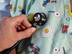 Complicación de la neumonía prolonga la fiebre y la hospitalización