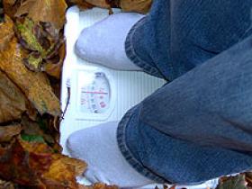 Pesarse diariamente ayuda a mantener estable el peso