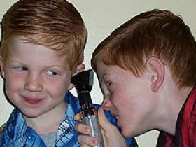 Inserción temprana de tubos auditivos no mejoría el desarrollo infantil