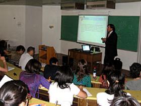 UV y SAVAL imparten curso de marketing farmacéutico