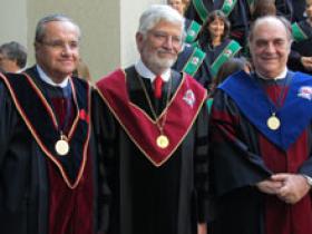 Sr. Juan Carlos Bull, Dr. Pedro Uribe y Sr. Javier Leturia