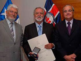 Dres. Pedro Uribe, Eduardo Batías y Sr. Juan Carlos Bull