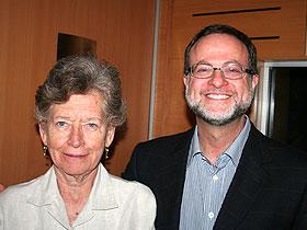 Dres. Graciela Alarcón y Roger Levy