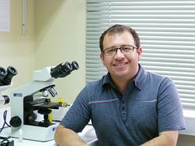 Dr. Gabriel León González