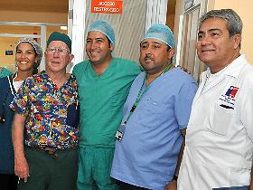 Dr. James Lehman junto a equipo de salud