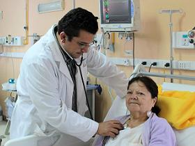 Dr. Javier Labbé Zúñiga examina a su paciente