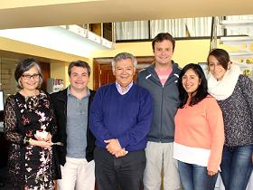 Dres. Gloria Fuentes y Heriberto Pérez junto a becados de la especialidad