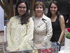 Ceramista Mónica Cortés junto a alumnas de medicina
