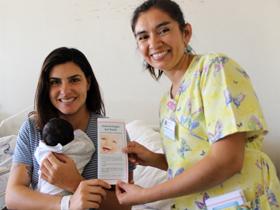 Dra. Evelyn Astudillo difundiendo programa en maternidad del HRA