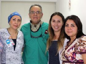 Dr. Víctor Pérez León junto a su equipo