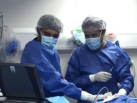 Dr. Moya realizando ultrasonografía