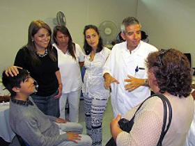 Dres. Carmen Gloria Morovic y Ricardo Segovia informando a pacientes