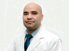Dr. Roberto Arias Alegría