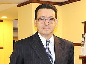 Dr. Hernán Cabello Araya