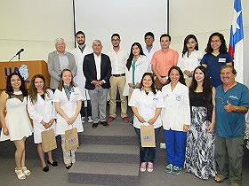 Estudiantes de intercambio junto a autoridades universitarias