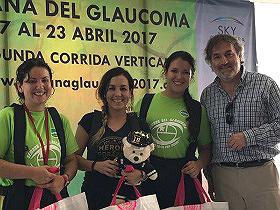 Dr. Patricio Meza junto a corredoras