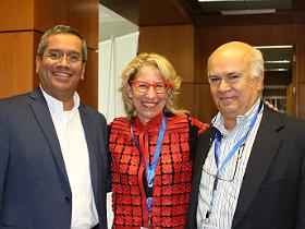 Dres. Carlos Astudillo, Lori Blauwet y Rolando González