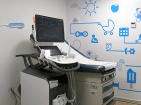Moderno ecógrafo para la atención de las pacientes