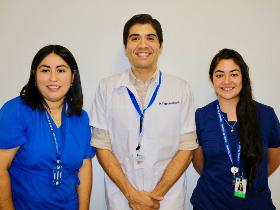 TENS Mariela Poblete, Dr. Víctor Martínez y Enf. Paulina Vergara