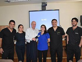 Miembros de Servicio de Neurocirugía junto a Dr. Russell Andrews