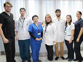 Dra. Meredith Arria (al centro) junto a su equipo de trabajo