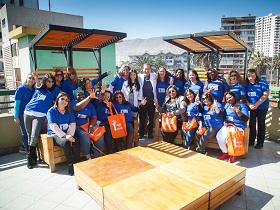 Dr. Mc John Vicuña junto a pacientes beneficiadas