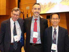 Dres. Andrew Bush, Héctor Aranibar y Gary Wong