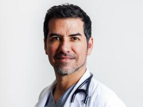 Dr. César Navea Salinas