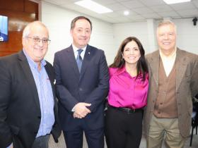 Dr. Jaime Tapia, Sr. Agustín Landa, Sra. Denisse Domínguez y Dr. Aldo Bancalari