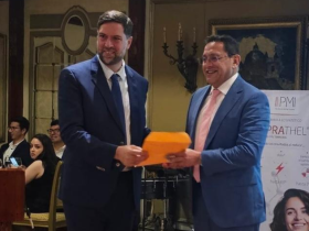 Dr. Torres recibiendo el premio entregado por el presidente de la Federación Iberolatinoamericana de Quemaduras