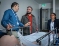 Hospital Dr. Franco Ravera Zunino, HFRZ, Centro de Simulación del Hospital Dr. Franco Ravera Zunino, Centro de Simulación HFRZ, Hospital de Santa Cruz, Unidad de Pacientes Críticos, UPC Hospital de Santa Cruz, simulación clínica, capacitación clínica, formación clínica, entrenamiento clínico, seguridad asistencial, calidad asistencial, competencias clínicas, educación en salud, capacitación de equipos de salud, trabajo en red, red asistencial, salud pública, Región de O’Higgins, Servicio de Salud O’Higgins, Juan Pablo Muñoz, Dr. Juan Pablo Muñoz, urgenciólogo, jefe de la UPC del Hospital de Santa Cruz, Sandra Tipán, enfermera, simulación en salud, entrenamiento en escenarios críticos, atención de pacientes críticos, desarrollo de habilidades clínicas, formación de profesionales de la salud, actualización de conocimientos, seguridad del paciente, atención centrada en las personas, colaboración entre hospitales, capacitación regional en salud, fortalecimiento de la red de salud, educación médica continua